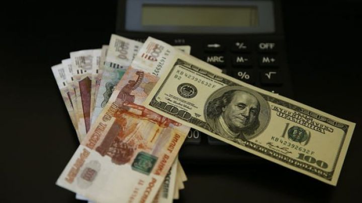Rubl dollar qarşısında bahalaşıb