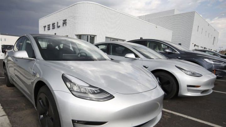 "Tesla" 5 milyard dollarlıq səhmlərini satmağı düşünür