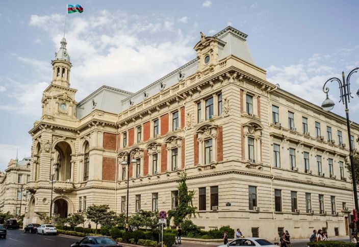 Bakı meriyası keçmiş nazirin şirkətindən 10 milyon manatlıq maşın və mexanizm alır