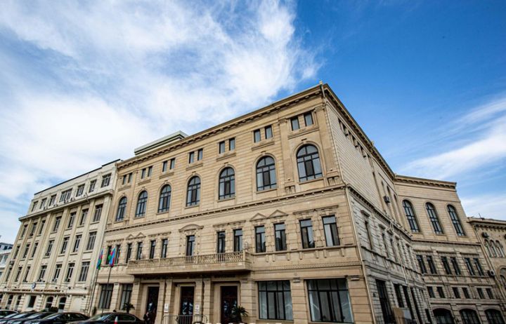 Konstitusiya Məhkəməsinin məşhur hakimi təqaüdə göndərildi