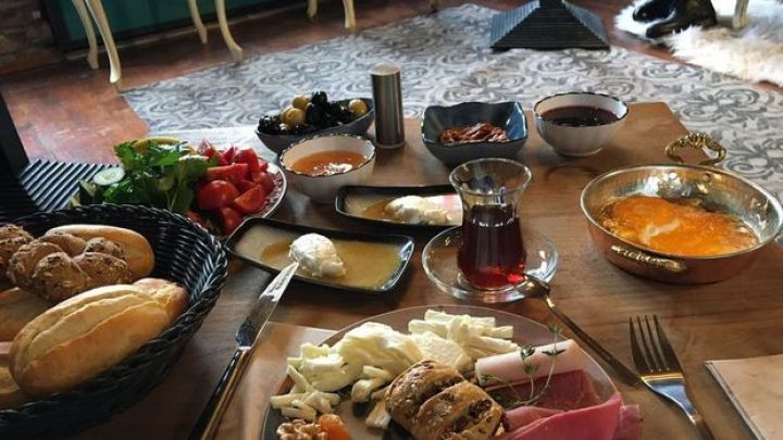 "Mənim restoranıma gəlsən, öncədən 30-40 TL verəcəksən, sonra oturacaqsan"