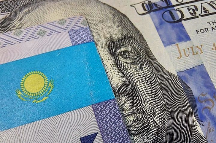 Qazaxıstan Milli Bankı Tengenin ucuzlaşmasının qarşısını almaq üçün 542 milyon dollar satıb