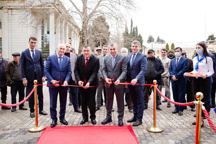 Bank Tovuz filialını yeni ünvanda istifadəyə verdi - RƏHBƏR ŞƏXSLƏR AÇILIŞDA