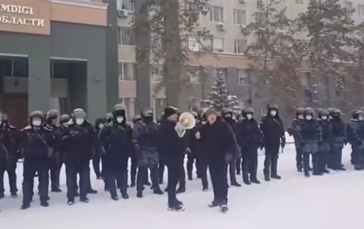 Qazaxıstanın bu şəhərində polis etirazçıların tərəfinə keçdi