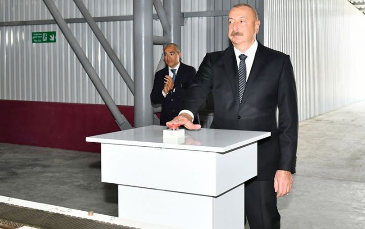 Prezident rəngli butulkalar istehsal edən zavodu işə saldı