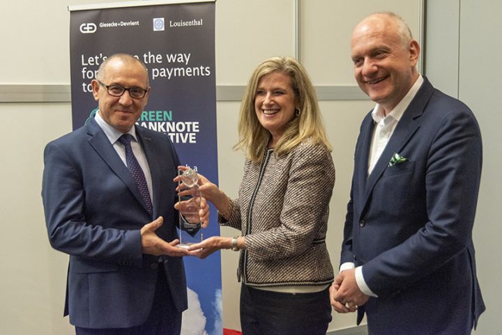 Kubok Mərkəzi Banka təqdim edilib