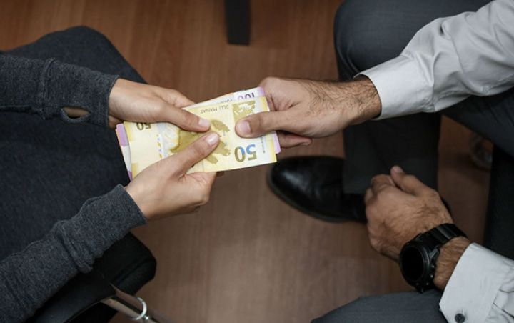 Gömrük Komitəsinin sabiq vəzifəli şəxsinin rüşvəti necə aldığı məlum olub