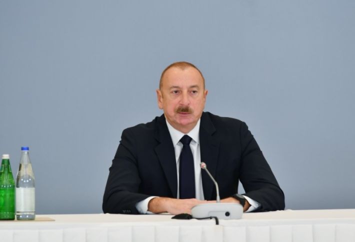Prezident İlham Əliyev sərgilər ilə tanış olub