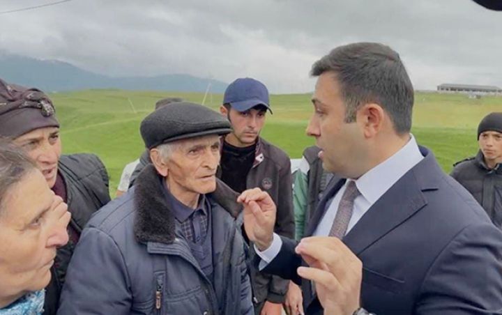 Gədəbəyin İcra başçısı Söyüdlüyə gedib etiraz edən sakinlərlə görüşdü