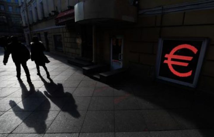 Avronun məzənnəsi iyulun 11-dən bəri ilk dəfə 99 rubldan aşağı düşüb