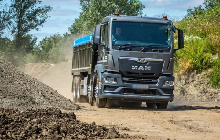 “Man” yük avtomobili Cəbrayılda tank əleyhinə minaya düşüb