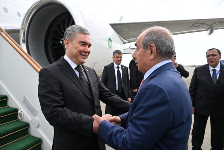 Qurbanqulu Berdiməhəmmədov Azərbaycana səfərə gəlib