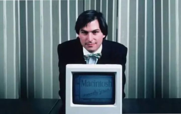 Stiv Cobsun 1984-cü ildə Macintosh-u təqdim edərkən taxdığı bant 35.750 dollara satılıb